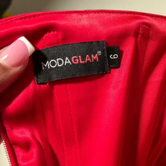 Elegant red satin fishtail gown - Picture 7 of 11